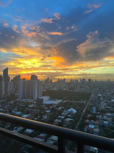 Sunset View 1 BR with balcony FREE Pool&Gym Access, Manila