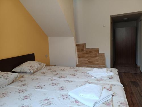 2 twin beds, 1 sofa bed