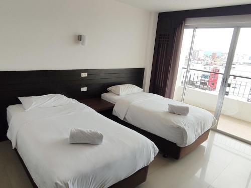 2 twin beds