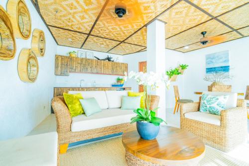 Pearl Bay Villas - Tap to explore photos