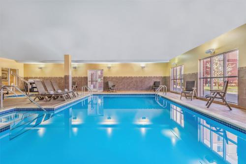 Hampton Inn & Suites Detroit/Airport Romulus - image 11