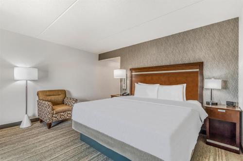 Hampton Inn & Suites Detroit/Airport Romulus - image 11
