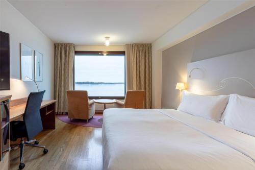 Deluxe King Room with Sea View image 2