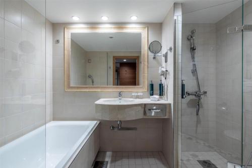 Deluxe King Room with Sea View image 5
