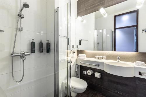 King Guest Room with Balcony image 5