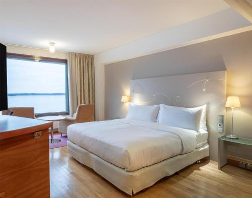 Deluxe King Room with Sea View image 4