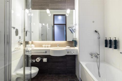 King Guest Room with Balcony image 6