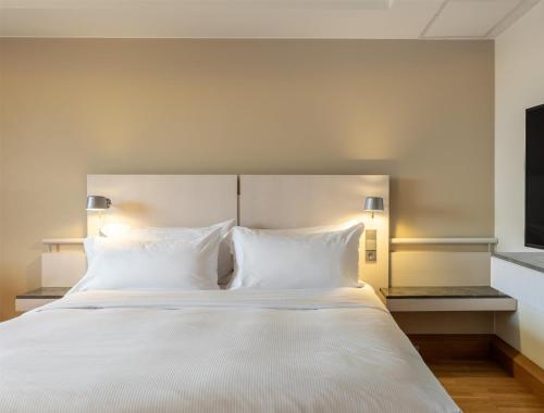 King Guest Room with Balcony image 4