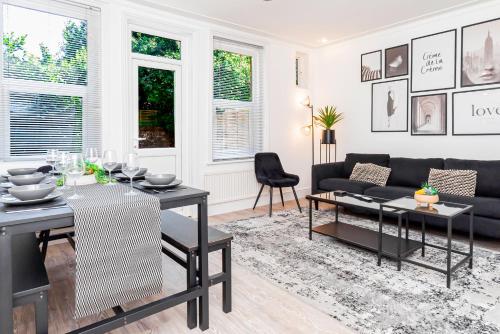 Five-Bedroom House room in Modern 5-Bed - Sleeps 10-Walk to Centre & Parking!