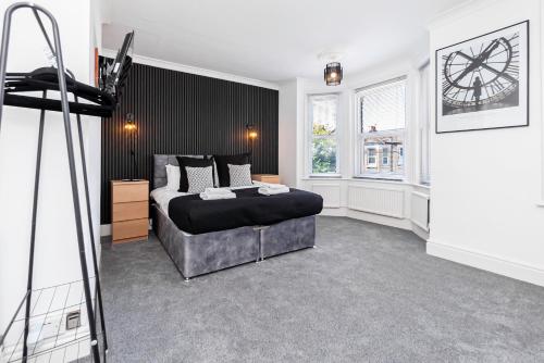 Modern 5-Bed - Sleeps 10-Walk to Centre & Parking! gîte à louer Park View Guest House