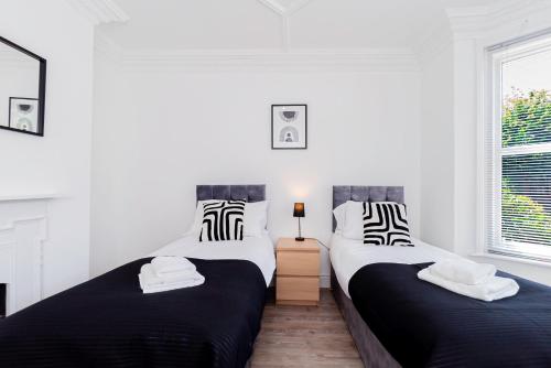 Modern 5-Bed - Sleeps 10-Walk to Centre & Parking! - image 3