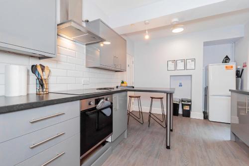 Modern 5-Bed - Sleeps 10-Walk to Centre & Parking! - image 4