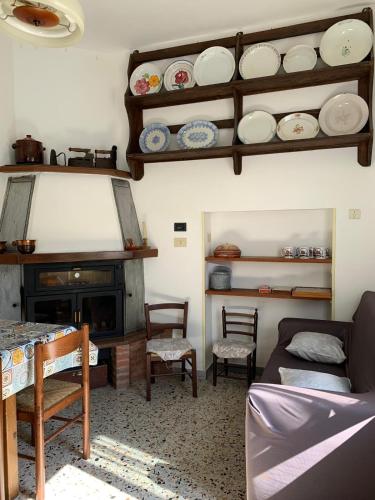 Shared lounge/TV area, Tra Fiori e Antichita in Contigliano