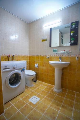 Deluxe Apartment Fully Furnished image 8