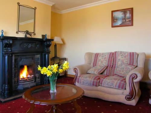 Cosy home by the sea in Dunglow