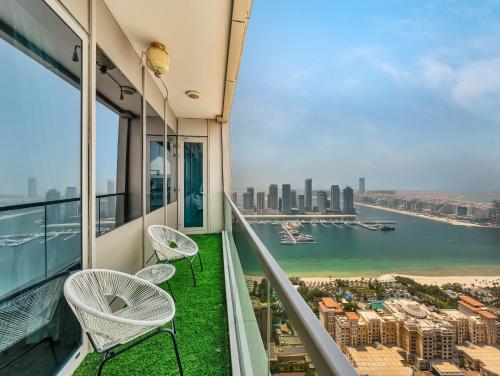 Amazing Design Colorfull Flat Palm Jumeirah View in Heart of Marina, Dubai