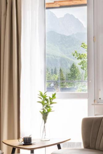 Deluxe Double Room with Balcony image 7