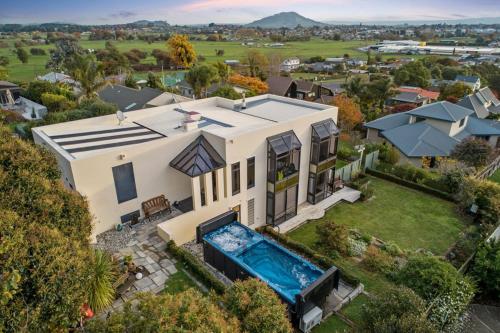 Beauty with Panoramic Views of Mount Pirongia in Teavamutu