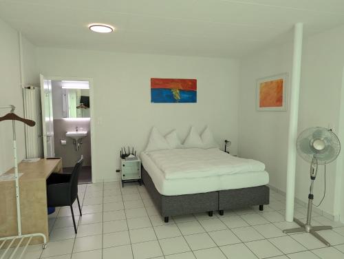 2 twin beds, 1 sofa bed