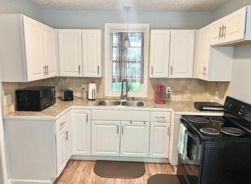 Newly Renovated Lakeside Cottage in Ravenna (OH)