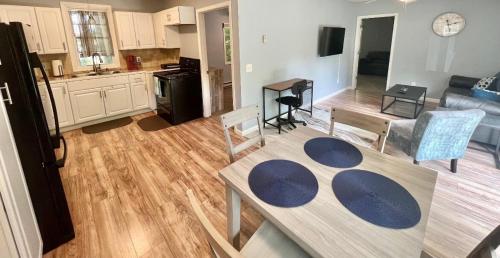 virtuve, Newly Renovated Lakeside Cottage in Ravenna (OH)
