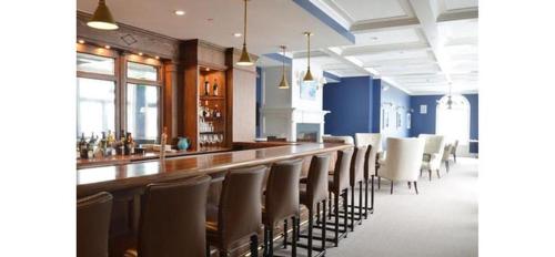 Паб/Коктейль-бар, The Quogue Club in Quogue