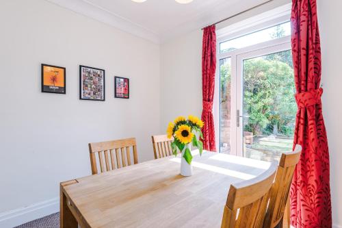 3 BR Property in Prestwich 15 mins from Manchester City Centre Garden Free parking Superfast WIFI Netflix, Mánchester (foto 4)