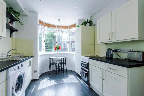 3 Br Property In Prestwich 15 Mins From Manchester City Centre Garden Free Parking Superfast Wifi Ne - Manchester