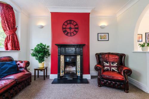 3 BR Property in Prestwich 15 mins from Manchester City Centre Garden Free parking Superfast WIFI Netflix, Manchester