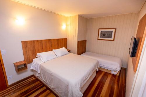 1 double bed, 1 twin bed