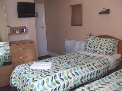 Twin Room image 6