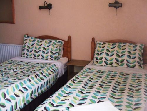 Twin Room image 4