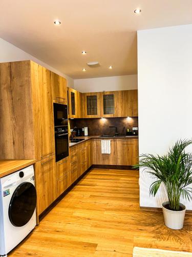 Deluxe-Wohnung in Wasserburg Bahnhof - 94m2 - Smart TV - Terrasse - NEU in Wasserburg am Inn, Deutschland