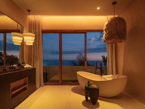 Fürdőszoba, Oshom Bali near Tanah Lot Templom