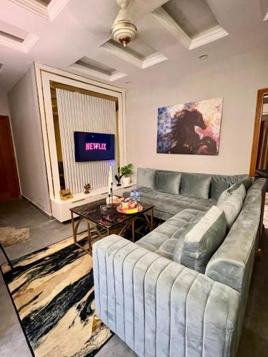 Chic Chamber 2BHK Bahria Living Self Check-in in ราฟีบล็อก