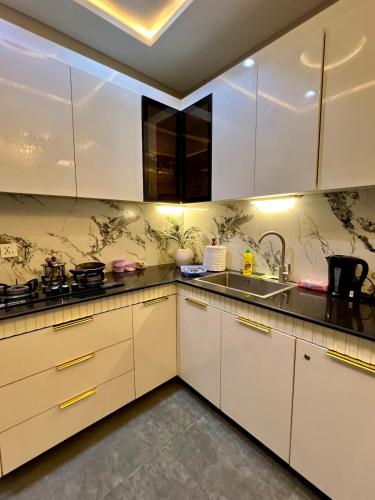 Chic Chamber 2BHK Bahria Living Self Check-in in ราฟีบล็อก