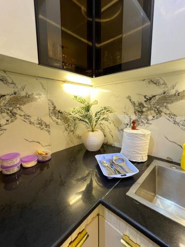 Chic Chamber 2BHK Bahria Living Self Check-in in ราฟีบล็อก