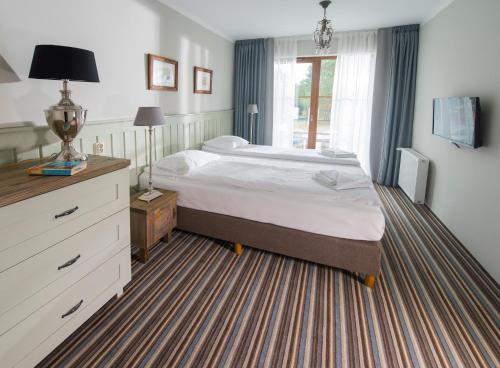 1 queen bed, 1 sofa bed