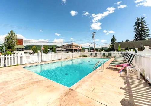 泳池, 喬治湖傳統汽車旅館 (The Heritage of Lake George) in 喬治湖 (NY)