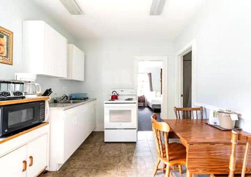 廚房, 喬治湖傳統汽車旅館 (The Heritage of Lake George) in 喬治湖 (NY)