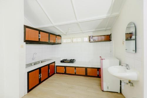 Kitchen, Villa Berastagi Indah A17 - TEBU MANIS in Dolat Rayat