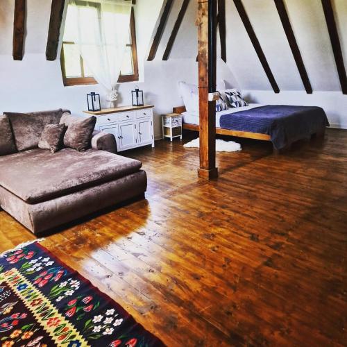 Iekārtas, Cerdacul din livada - Șura Bunicilor (Cerdacul din livada - Sura Bunicilor) in Vaidēni