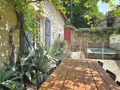 Magnifique villa en pierres au cœur de Saint Antonin Noble Val - Piscine et jardin privés -10 personnes gîte à louer Saint-Antonin-Noble-Val