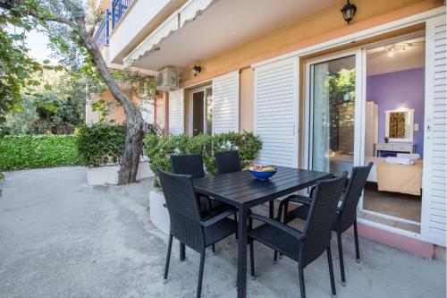 2 bedrooms, 3 beds