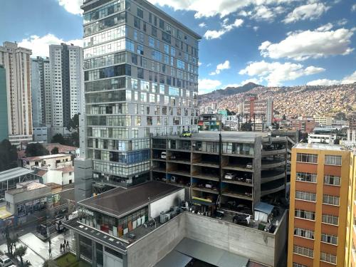 Apartamento con hermosa vista y soleado en Sopocachi - image 2