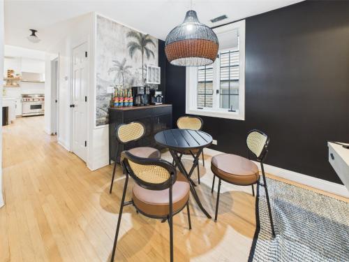 Spacious 4BR with Outdoor Oasis in Chicago, USA