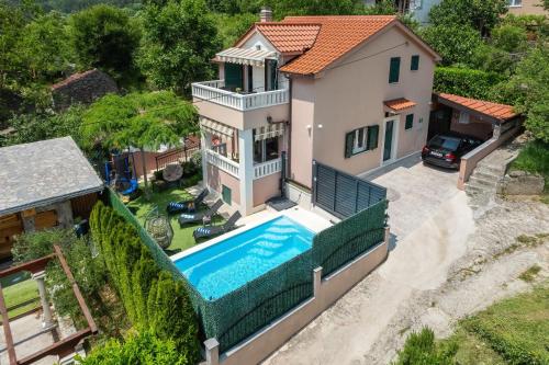 Villa Viktoria with private swimming pool in Gizdavac