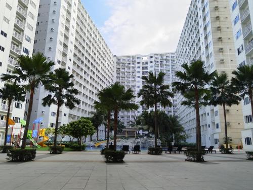 2 Bedrooms with balcony pool view-10 minutes to MALL OF ASIA good for 8, Manille