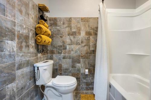 Country Suite Apartment near Lake Fork with Stocked Pond and Walking Trails in Emory, USA