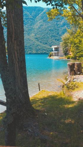 Apkārtne, H&E Vikendica na vodi, Jezero Perucac in Srebrenica